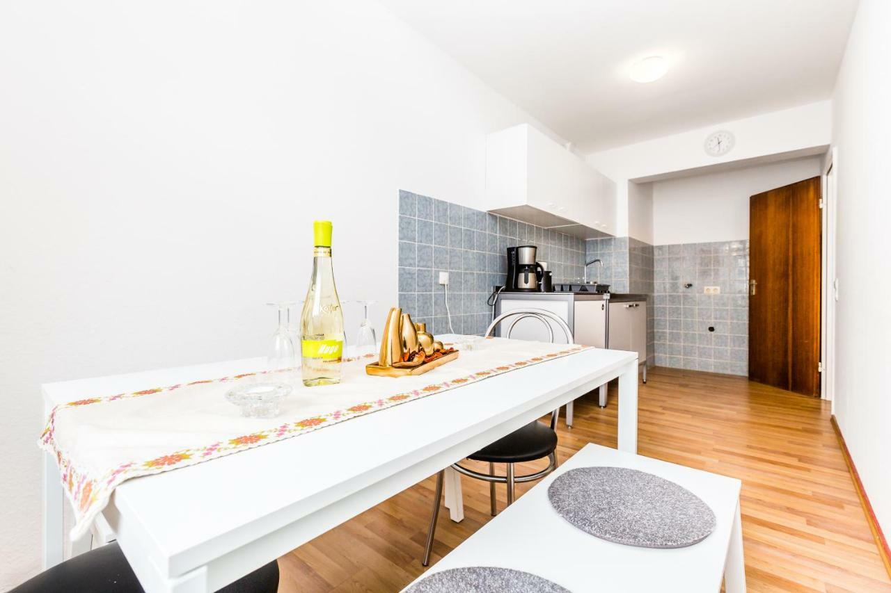 Workers Apartment Am Wiener Platz Cologne Exterior photo